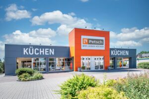 petsch_Haupt1_neuesLogo_2022_perspektive_retuschiert_final_1500x1000px Küchen Petsch Küchenerlebnis Weißwasser