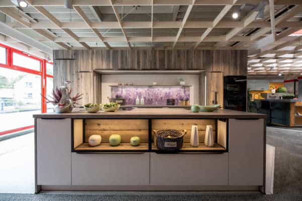 Häcker Design Inselküche mit Griffleisten und Küchenzeile