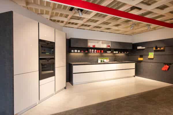 Häcker Design Küchenzeile mit Hochschrank und Elektrogerätem