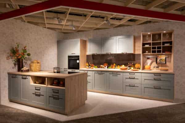 Häcker Inselküche grau mit Holz Arbeitsplatte