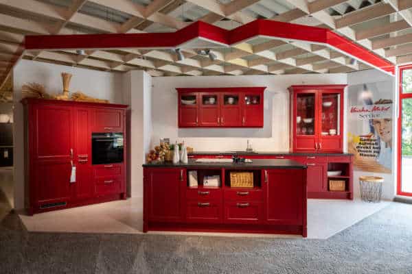 Häcker Landhausküche rot mit Kücheninsel