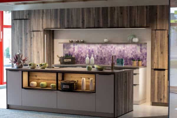 Häcker moderne Inselküche magnolia Echtholz mit Griffleisten