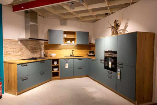 Häcker moderne U-Küche Echtholz blau grau