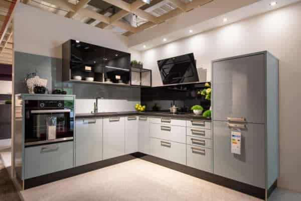 Moderne L-Küche hochglanz grau