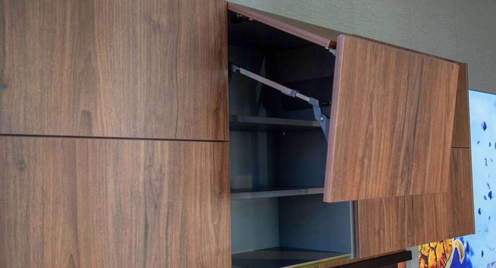 Häcker Inselküche Graphit Nussbaum Falt_Liftklappe