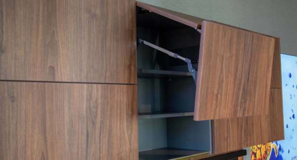 Häcker Inselküche Graphit Nussbaum Falt_Liftklappe