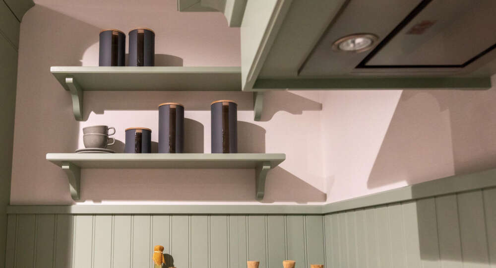 Häcker Landhausküche Esche Pastellgrün Küchenregal