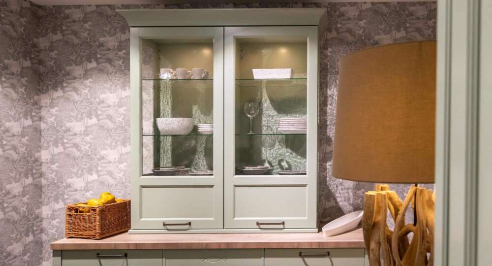 Häcker Landhausküche Esche Pastellgrün Vitrine