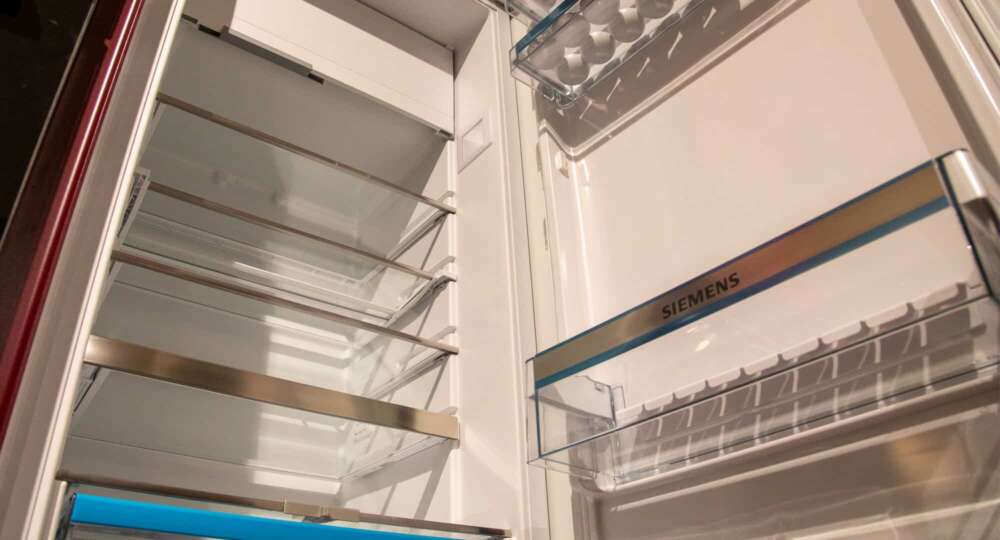 Häcker Landhausküche Esche lackiert Kühlschrank offen