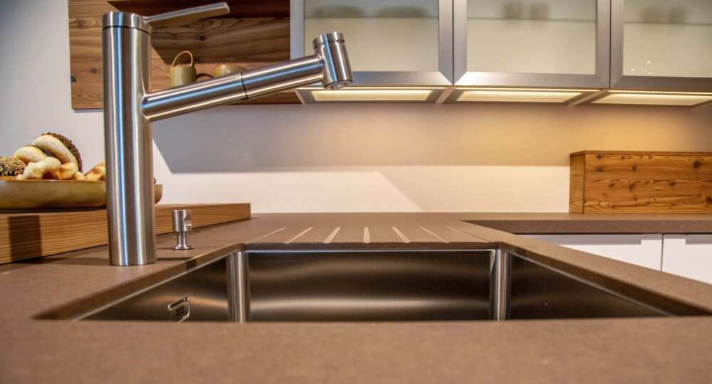 Häcker U-Küche mit Küchentresen Armatur