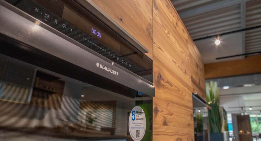 Häcker U-Küche mit Küchentresen Kombiofen Mikrowelle