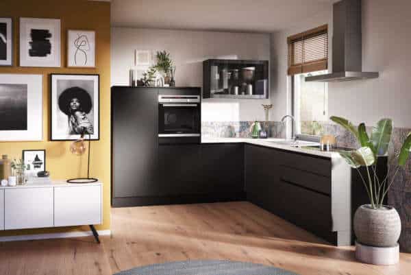 Häcker moderne L-Küche schwarz
