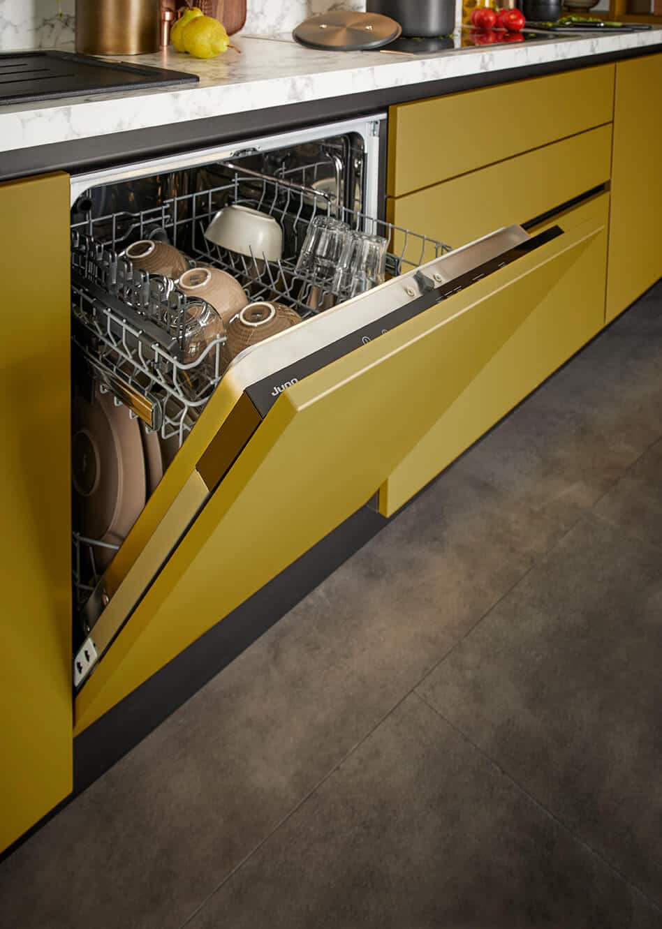 Schüller moderne L-Küche mit Wangenregal Geschirrspüler Schüller moderne L-Küche mit Wangenregal Geschirrspüler