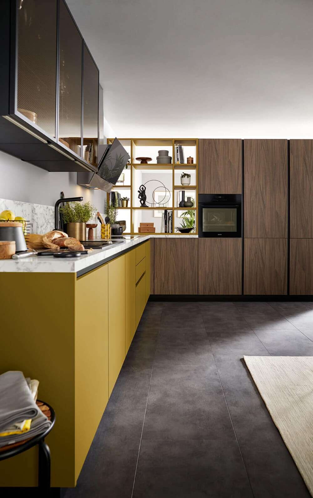 Schüller moderne L-Küche mit Wangenregal seitlich I