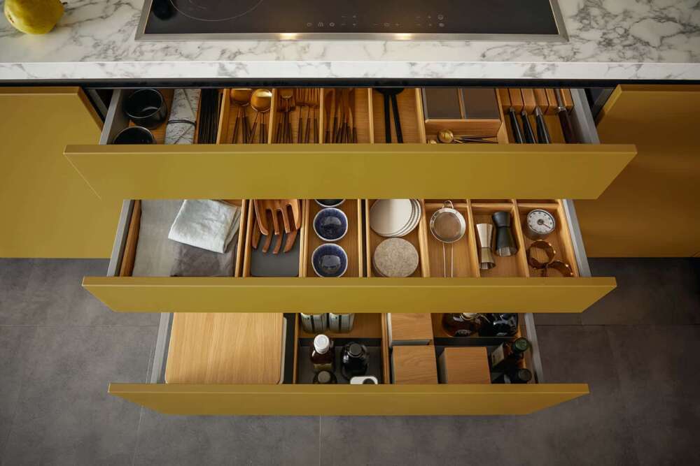 Schüller moderne L-Küche mit Wangenregal_Auszug
