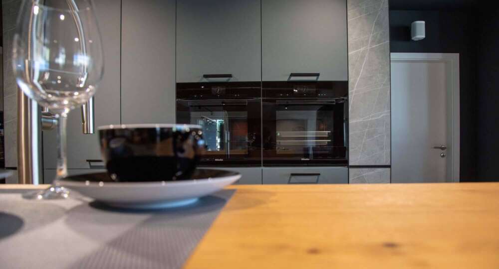 next125 Inselküche mit Essplatz Miele Backofen