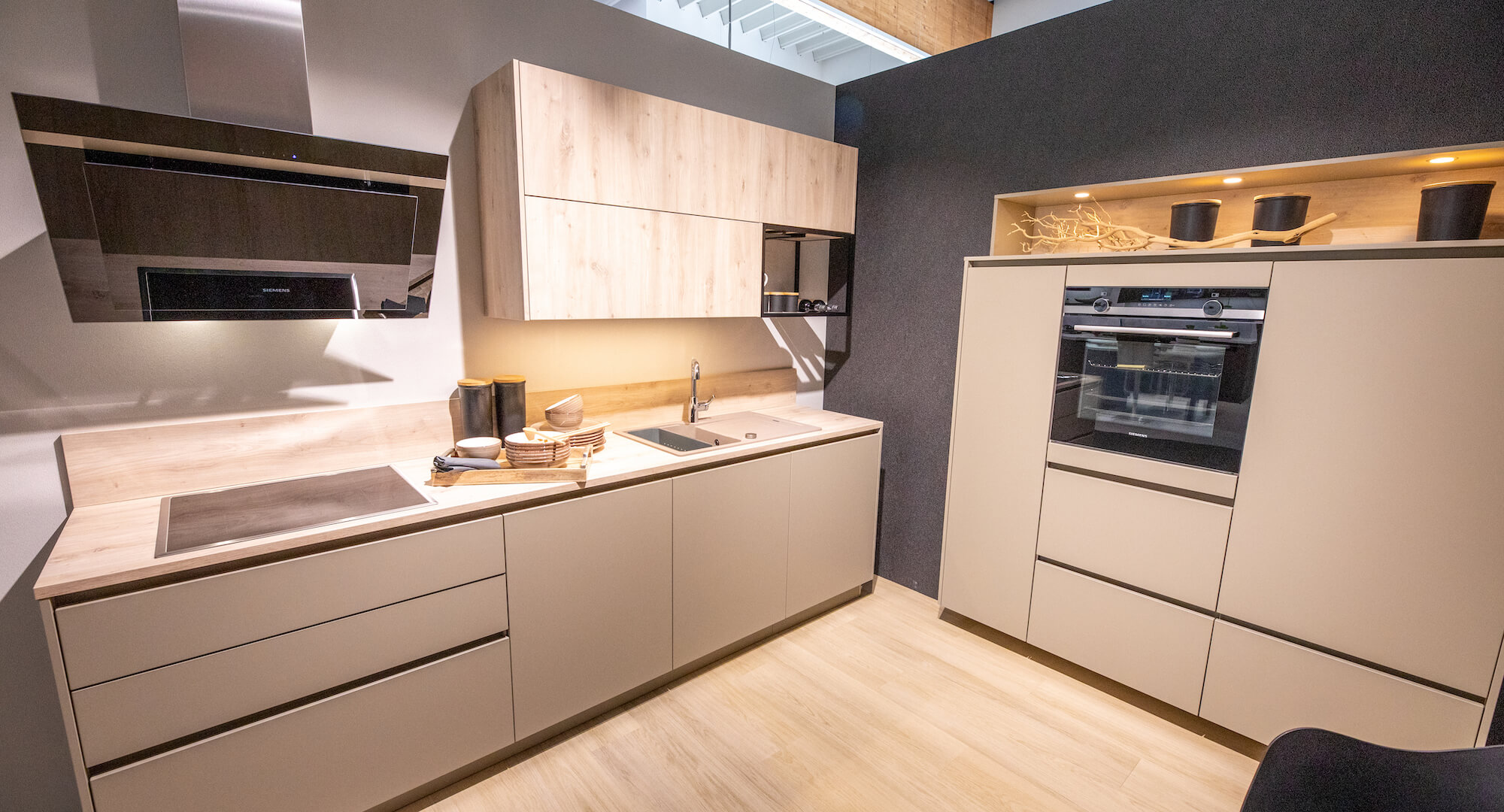 Häcker moderne zweizeilige Küche Hängeschränke Häcker moderne zweizeilige Küche Hängeschränke