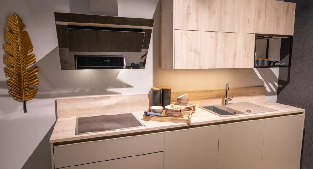 Häcker moderne zweizeilige Küche Spülen und Kochen