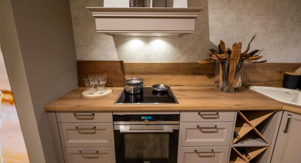 Schüller L-Küche im Landhausstil Kochstelle mit Kamin