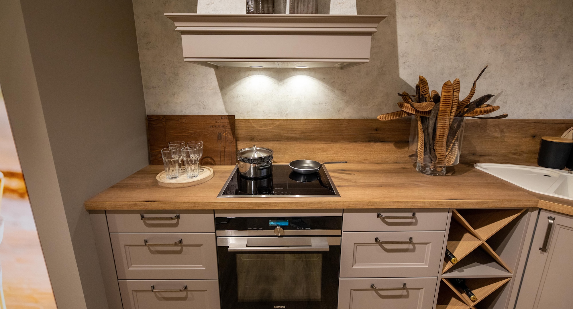 Schüller L-Küche im Landhausstil Kochstelle mit Kamin Schüller L-Küche im Landhausstil Kochstelle mit Kamin