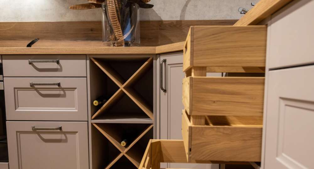 Schüller L-Küche im Landhausstil Regal mit Kreuzeinteilung