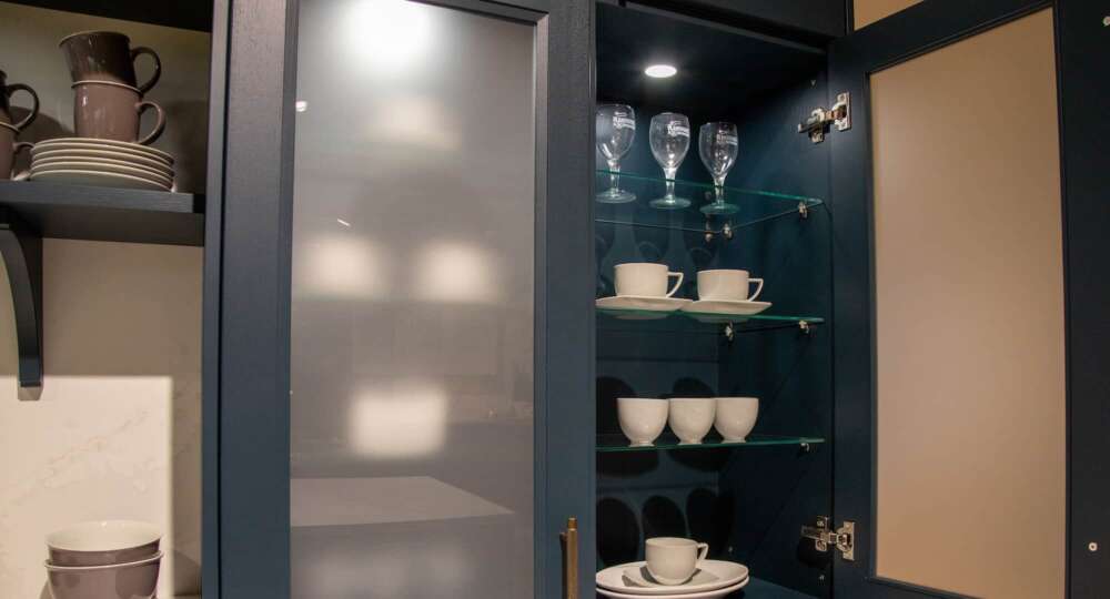 Schüller Landhausküche mit Kochinsel Glasschrank