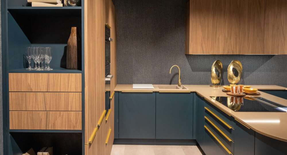 Schüller moderne Küche mit Halbinsel Detail Regal