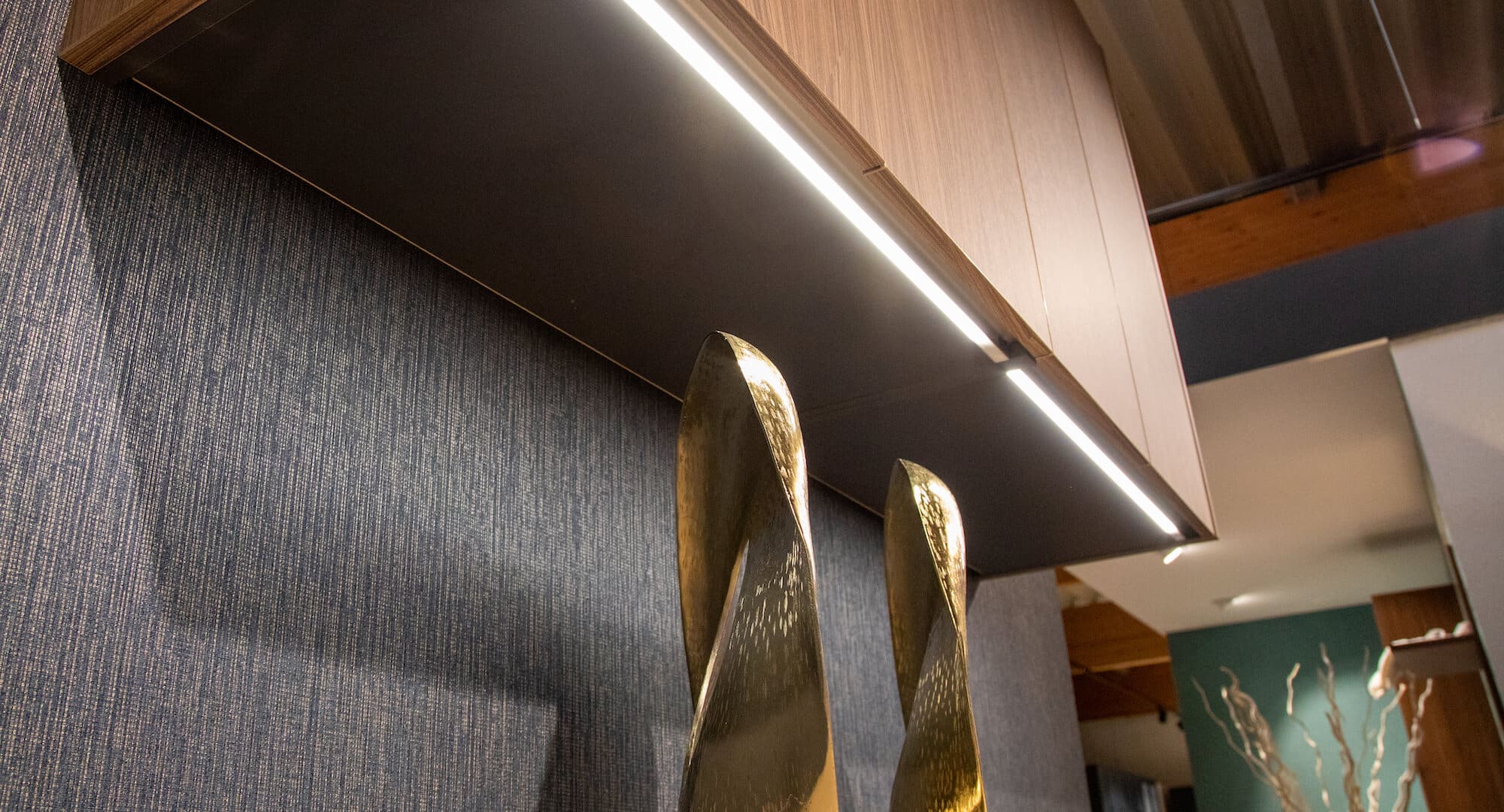 Schüller moderne Küche mit Halbinsel Hängeschrank mit Beleuchtung