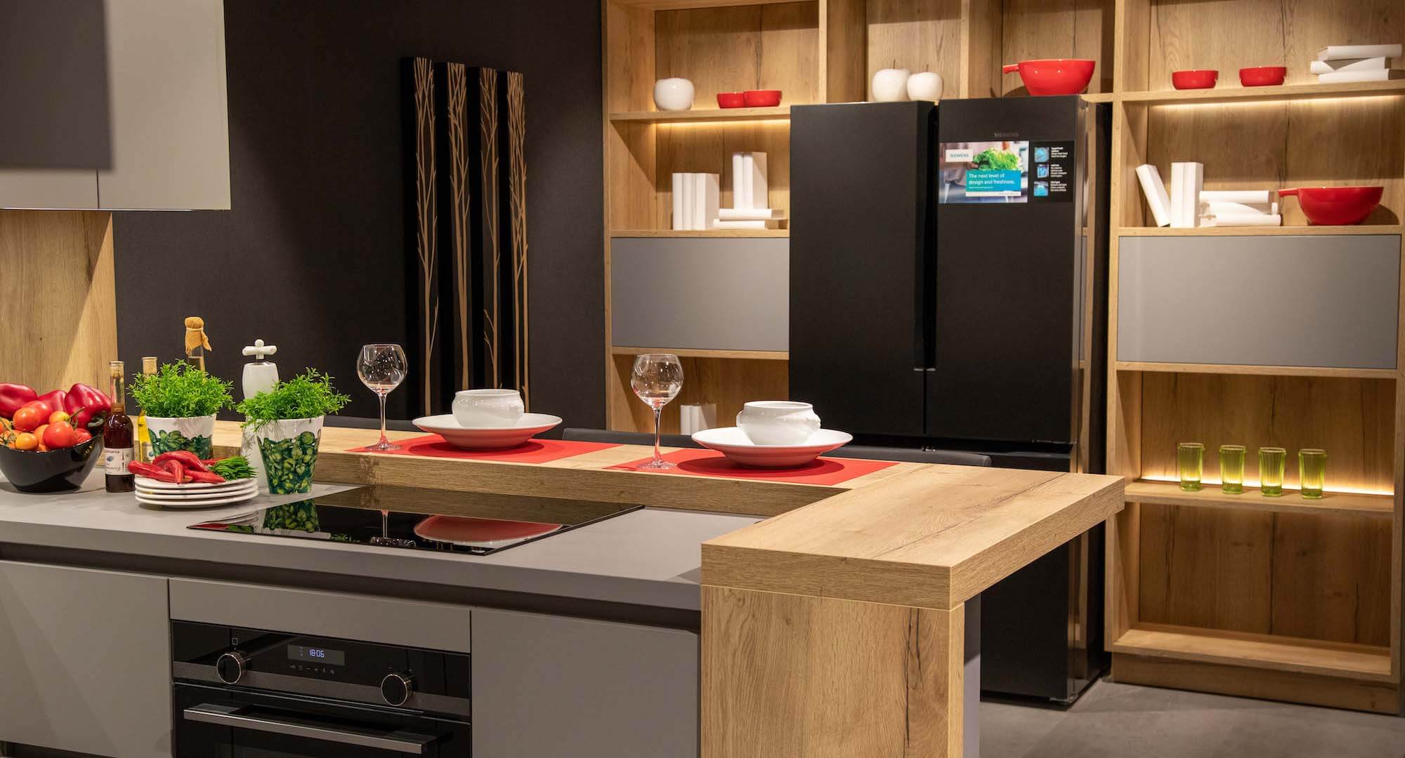 Schüller moderne U-Küche mit Küchentheke Blick zur Regalwand