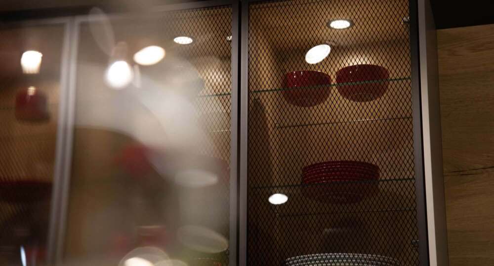 Schüller moderne U-Küche mit Küchentheke Detail Glasschrank