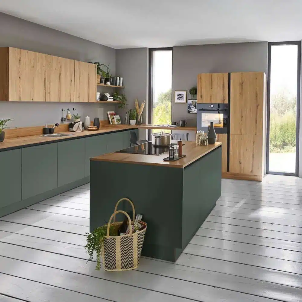 Nolte Designküche matt grün mit Kücheninsel Holz Arbeitsplatte