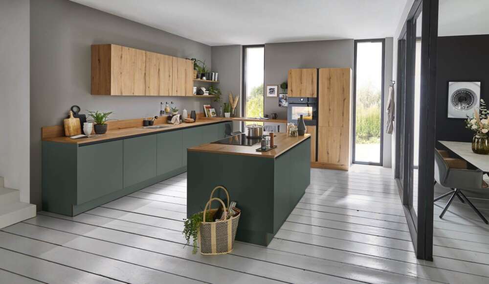 Nolte Designküche matt grün mit Kücheninsel Holz Arbeitsplatte