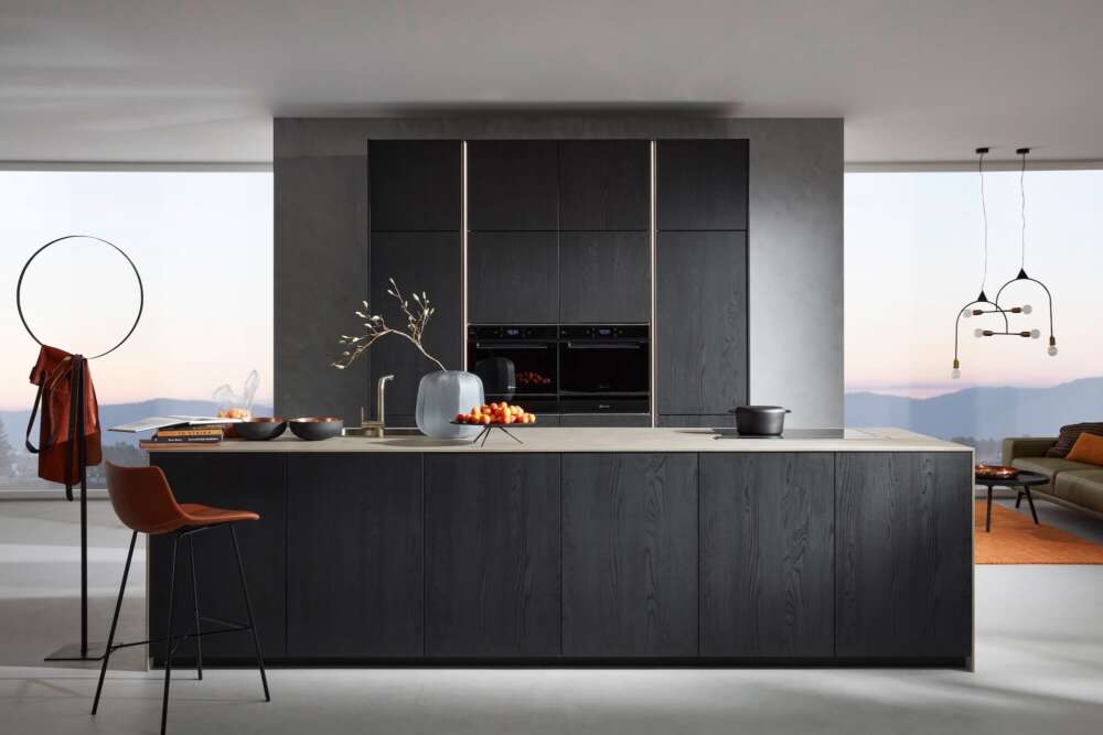 Nolte Designküche mit Kücheninsel grifflos Holzfronten