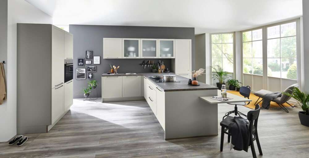 Nolte Landhaus L-Küche beige mit Hochschrank