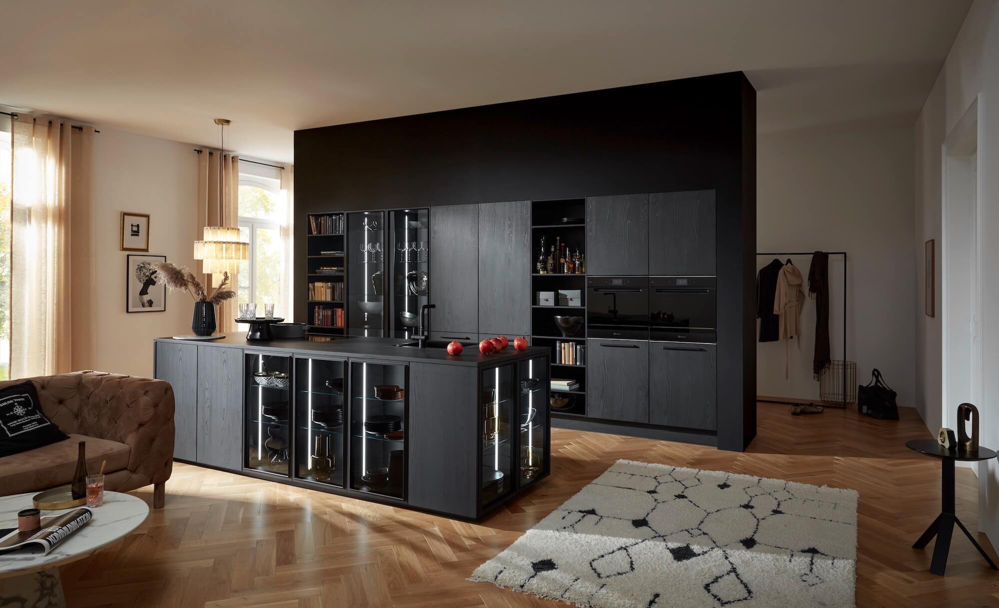 Nolte moderne Inselküche schwarz Holz mit Glasschränken Nolte moderne Inselküche schwarz Holz mit Glasschränken