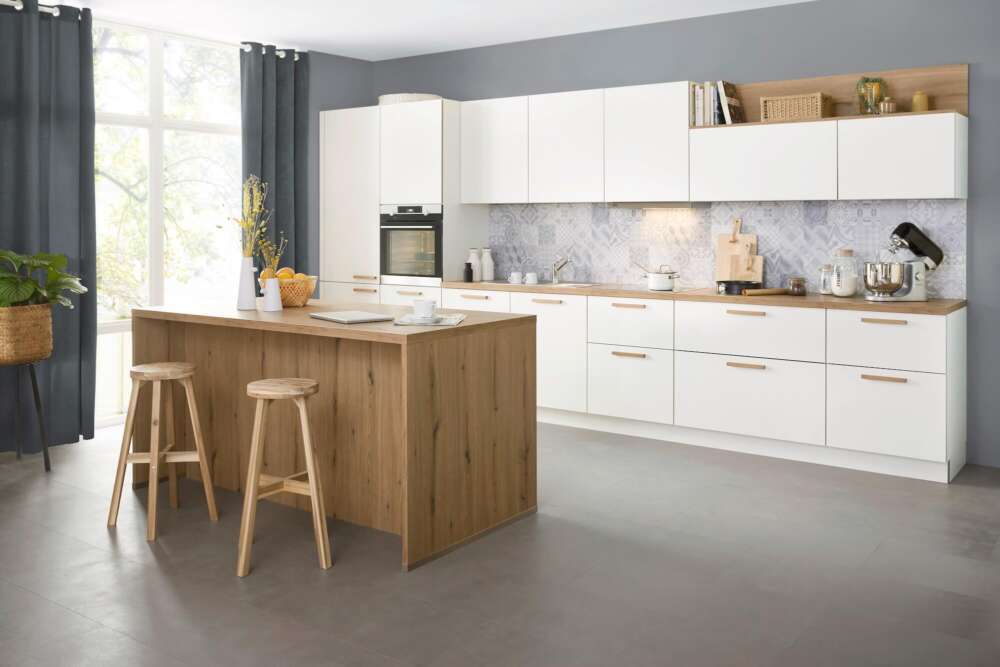 Nolte moderne Küchenzeile weiß mit Holz-Insel