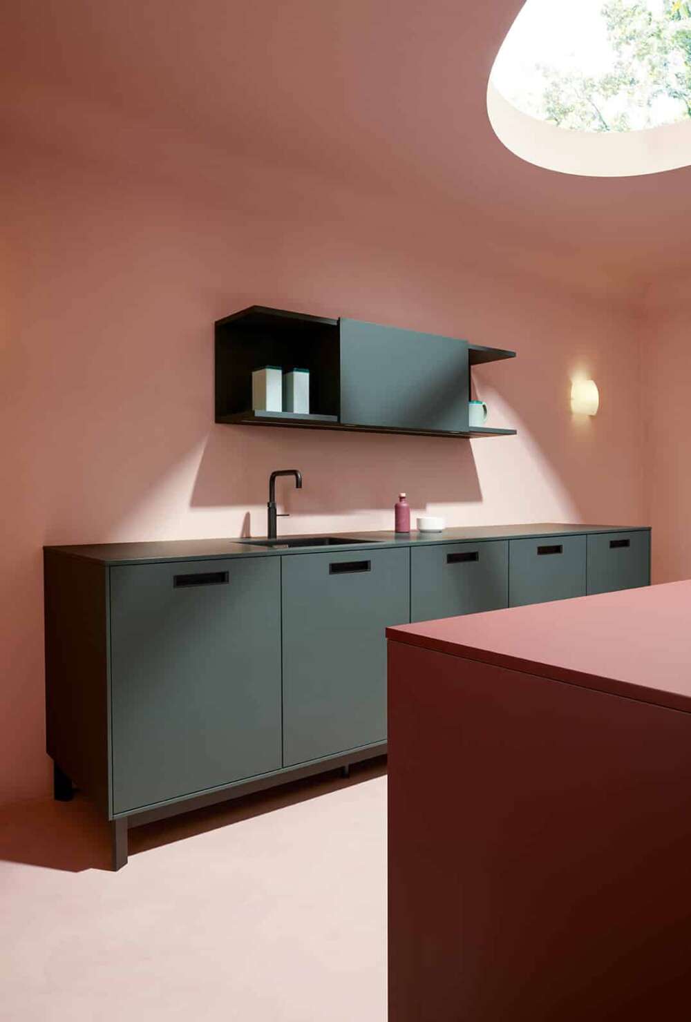 next125 Design Küchenzeile grün mit roter Kücheninsel und Wandschrank
