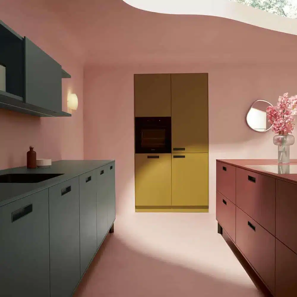 next125 Designküche mit Kücheninsel rot und gelbem Wandschrank