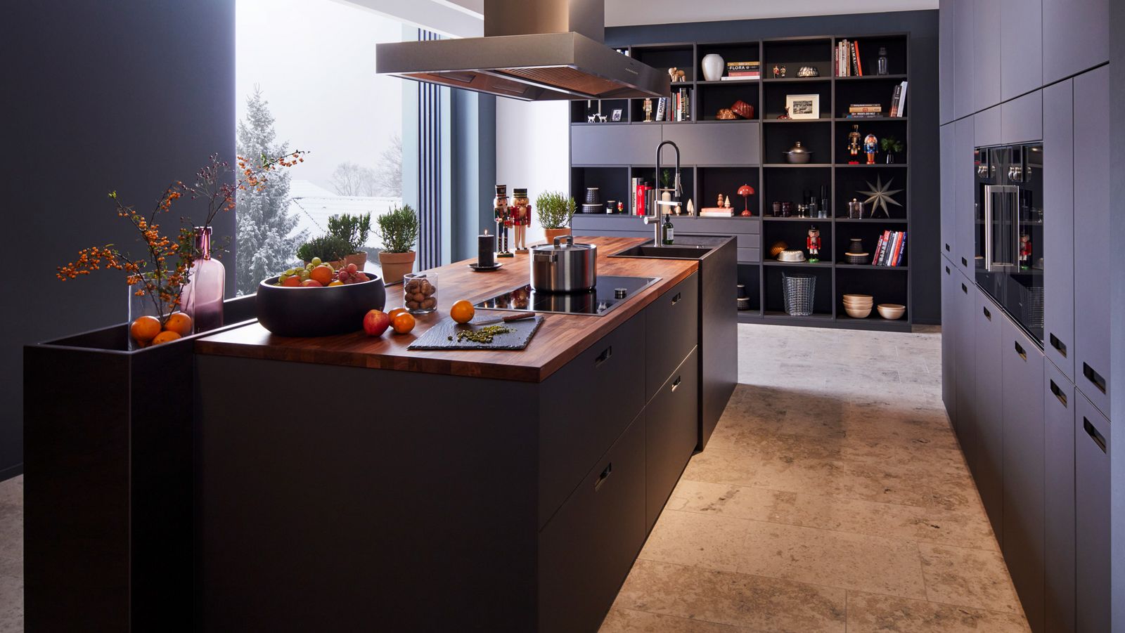 Next125 moderne Inselküche schwarz mit Griffschalen