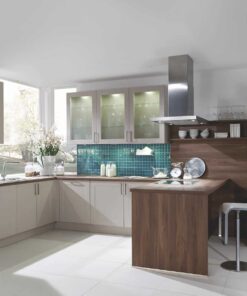 Häcker moderne Landhausküche mit Kochinsel