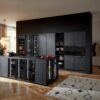 Nolte moderne Inselküche schwarz Holz mit Glasschränken