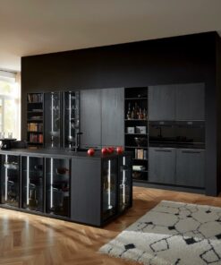 Nolte moderne Inselküche schwarz Holz mit Glasschränken