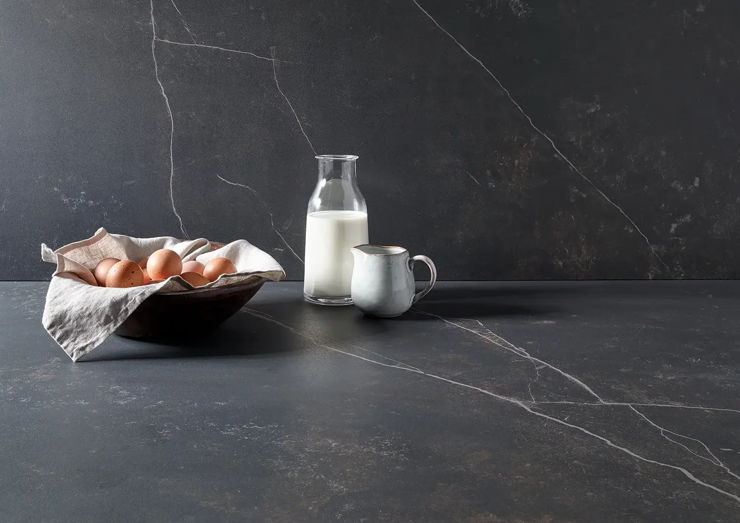 Lechner Dekton Arbeitsplatte mit Milch