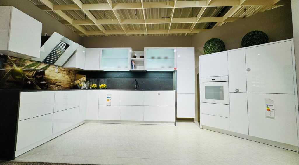 Schüller Moderne L-Küche mit Hochschrank Kristallweiß Hochglanz