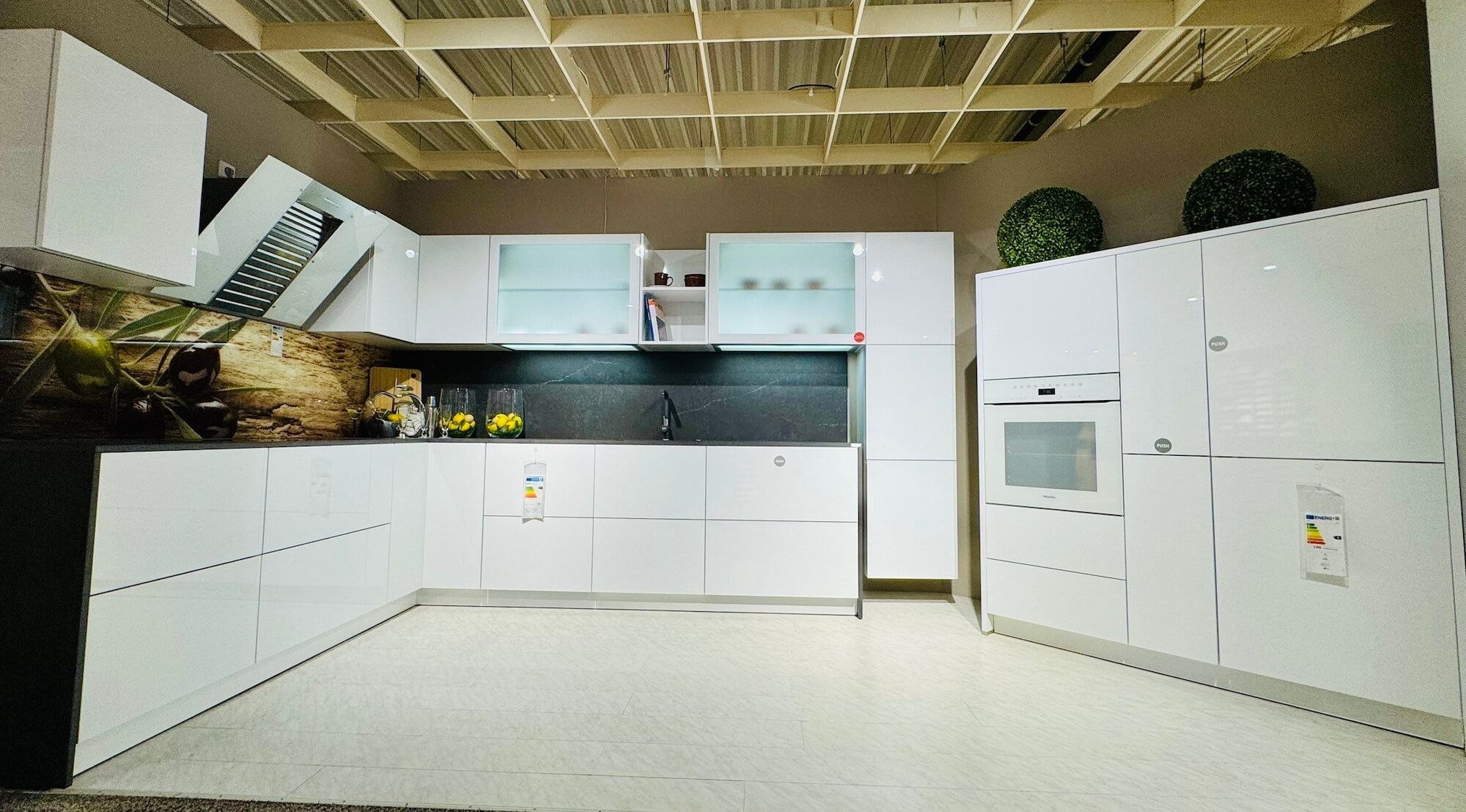 Schüller Moderne L-Küche mit Hochschrank Kristallweiß Hochglanz