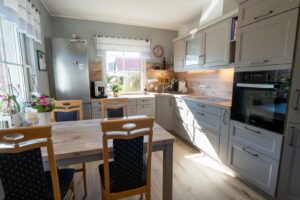 HA-landhauskueche-grau-l-form-miele-backofen-essplatz-holzdekor-nische