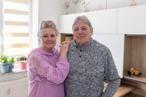 kundenkueche-zufriedene-kunden-kuechenuebergabe-weisse-hochschraenke