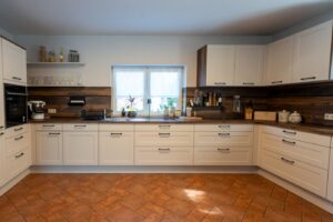 kueche-bartell-landhaus-weiss-altholz-HA