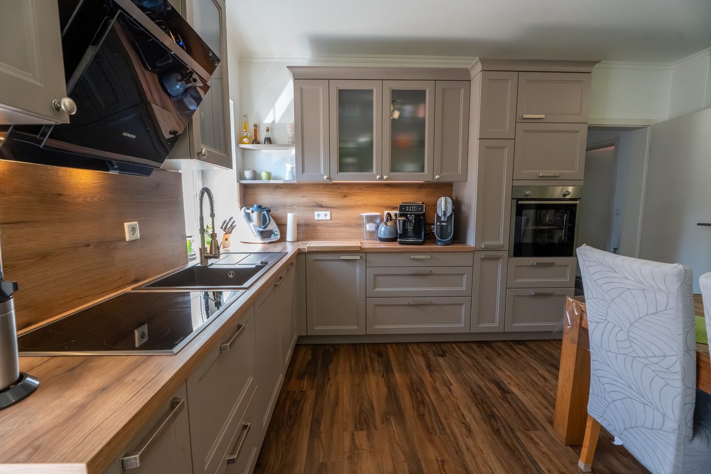 kueche-glasek-uebersicht-hochschrank-backofen