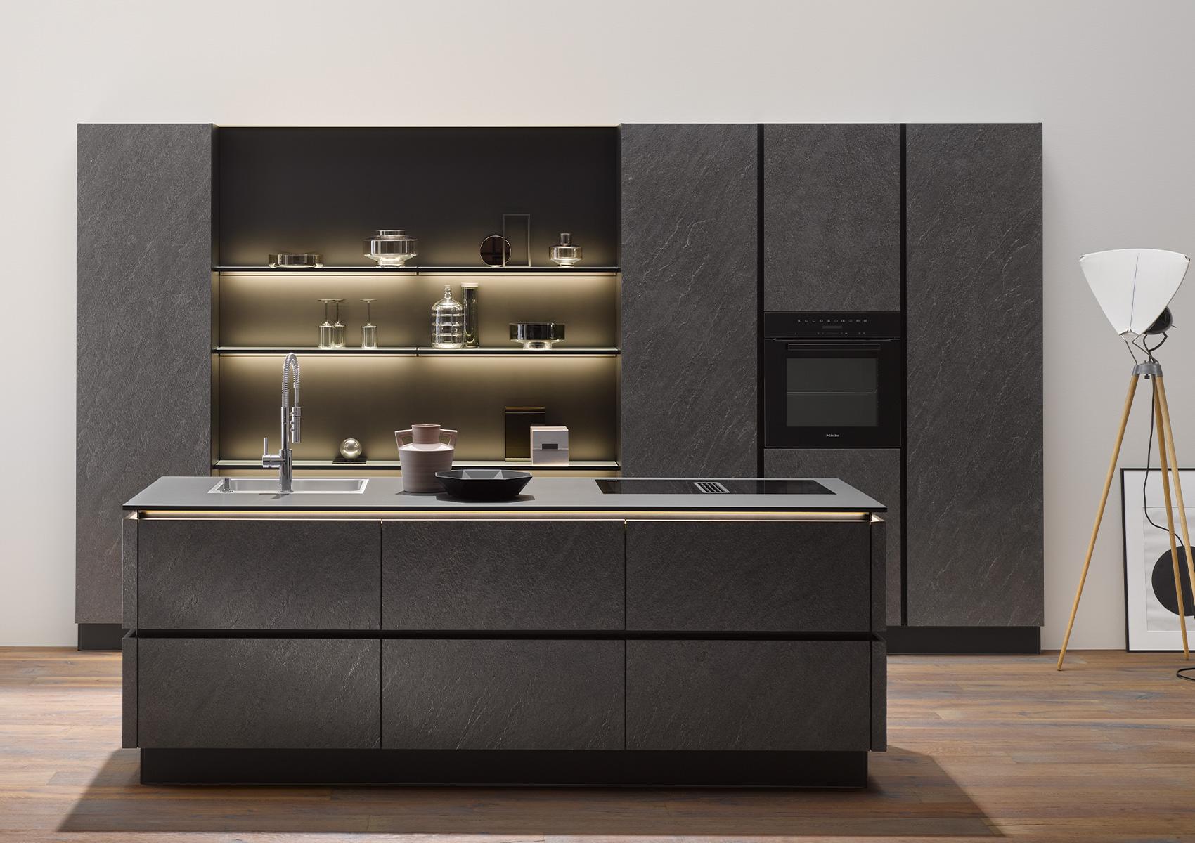 Häcker Inselküche Designstil Steinfurnier Black Star